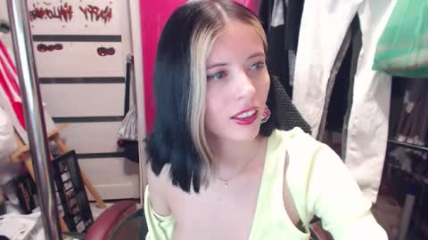 Snapshot of valeriaxkiss chatting on 12/17/24, 10:00 ValeriaXKiss online show from 12/17/24, 10:00