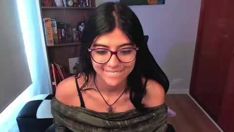 Snapshot of valerie__sky chatting on 07/10/26, 01:47 Val online show from 07/10/26, 01:47