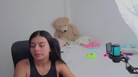 Snapshot of valerihouse chatting on 03/20/26, 01:32 Juli C online show from 03/20/26, 01:32