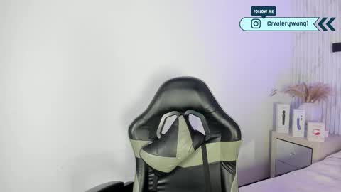 Snapshot of valery_wang chatting on 12/19/25, 12:01 Val online show from 12/19/25, 12:01