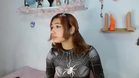 Snapshot of valerysmith18 chatting on 10/24/25, 10:00 zoe online show from 10/24/25, 10:00