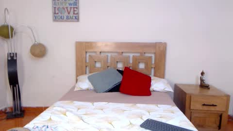 Snapshot of valesantodomingo chatting on 10/15/25, 11:27 Sofia online show from 10/15/25, 11:27