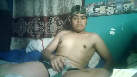 Snapshot of valesh20 chatting on 11/24/25, 12:43 Valesh19 online show from 11/24/25, 12:43