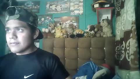 Snapshot of valesh20 chatting on 12/02/25, 12:27 Valesh19 online show from 12/02/25, 12:27