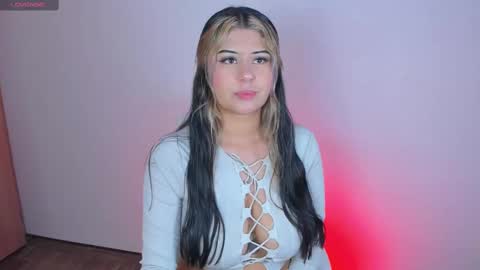 Snapshot of valeska__v chatting on 10/14/25, 03:29 your loveee online show from 10/14/25, 03:29