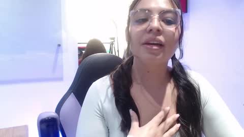 Snapshot of vall_09 chatting on 05/14/26, 04:36 Vall online show from 05/14/26, 04:36