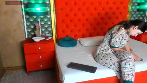 Snapshot of valleriejonnes chatting on 05/12/26, 10:34 Valerie Val V online show from 05/12/26, 10:34