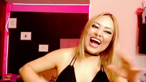 Snapshot of vallery_doll chatting on 02/21/25, 03:23 Valerie online show from 02/21/25, 03:23