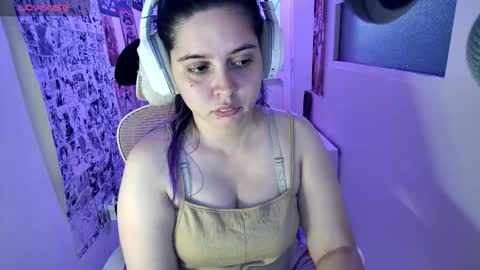 Snapshot of vallolet1_ chatting on 02/21/26, 02:12 Im Violet online show from 02/21/26, 02:12