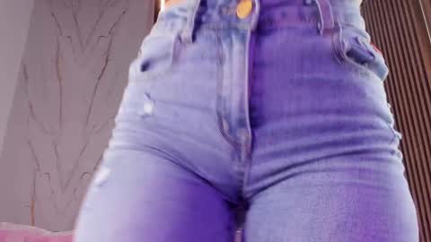 Snapshot of valloletsamar chatting on 10/17/25, 11:24 Vallolet Peach  online show from 10/17/25, 11:24