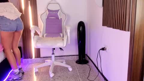 Snapshot of valloletsamar chatting on 10/18/25, 11:44 Vallolet Peach  online show from 10/18/25, 11:44