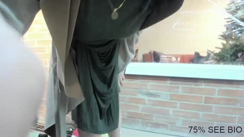 Snapshot of vanandjuani chatting on 12/24/24, 01:27 vanessa online show from 12/24/24, 01:27