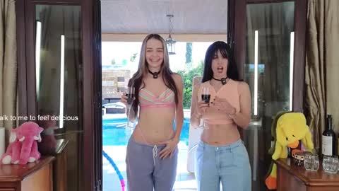 Snapshot of vanandjuani chatting on 02/10/25, 01:44 vanessa online show from 02/10/25, 01:44