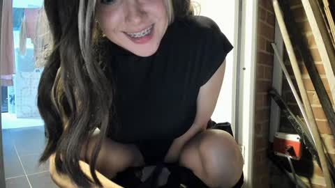 Snapshot of vanandjuani chatting on 10/16/25, 01:50 vanessa online show from 10/16/25, 01:50