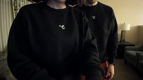 Snapshot of vanandjuani chatting on 11/10/25, 02:54 vanessa online show from 11/10/25, 02:54