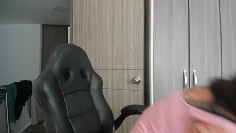 Snapshot of vanandjuani chatting on 11/24/25, 01:55 vanessa online show from 11/24/25, 01:55