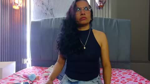 Snapshot of vanessa_7_ chatting on 05/17/26, 01:03 Vanessa online show from 05/17/26, 01:03
