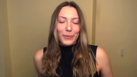 Snapshot of vanessakim_ chatting on 03/05/25, 08:00 Vanessa online show from 03/05/25, 08:00