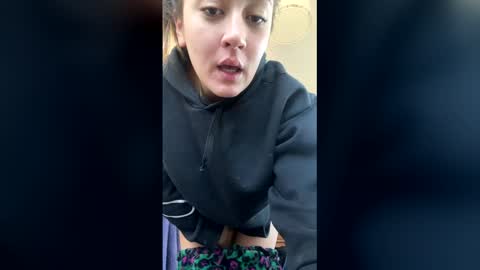 vanessareed_ online show from 05/03/26, 11:38