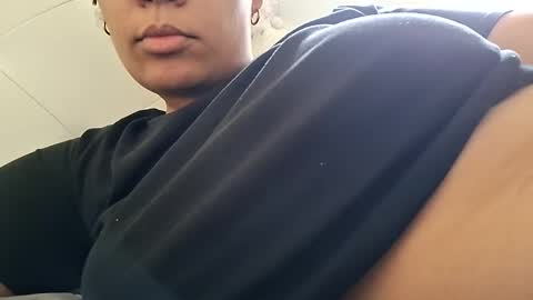 Snapshot of vanessareign chatting on 02/16/26, 07:43 vanessareign online show from 02/16/26, 07:43