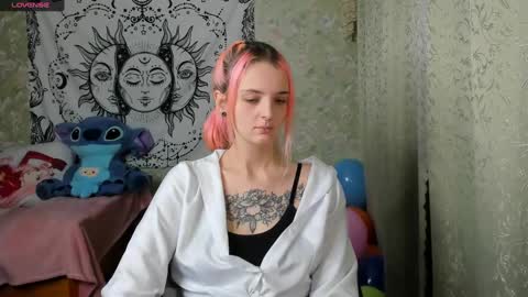 Snapshot of vanilla_arya chatting on 12/18/24, 12:07 Adelina online show from 12/18/24, 12:07