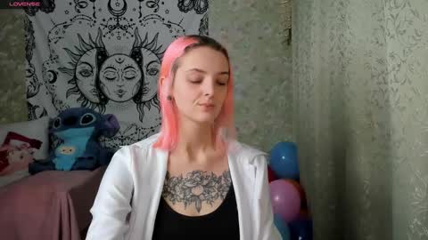 Snapshot of vanilla_arya chatting on 12/19/24, 12:56 Adelina online show from 12/19/24, 12:56