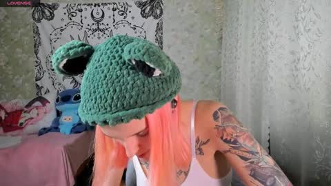 Snapshot of vanilla_arya chatting on 01/07/25, 03:54 Adelina online show from 01/07/25, 03:54