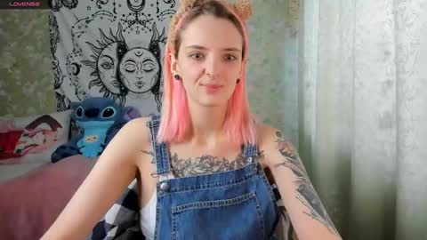 Snapshot of vanilla_arya chatting on 01/11/25, 07:28 Adelina online show from 01/11/25, 07:28