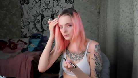 Snapshot of vanilla_arya chatting on 02/10/25, 01:22 Adelina online show from 02/10/25, 01:22