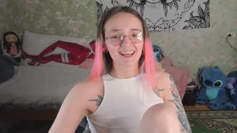 Snapshot of vanilla_arya chatting on 10/19/25, 11:44 Adelina online show from 10/19/25, 11:44