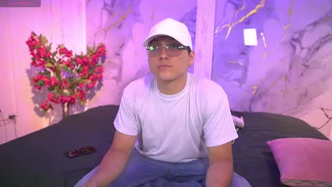 vanilla_hot_ online show from 12/15/25, 07:29