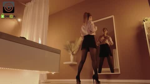 Snapshot of vanilla_whispers chatting on 12/03/25, 03:54 Laura online show from 12/03/25, 03:54