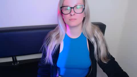 Mia online show from 09/25/25, 07:34