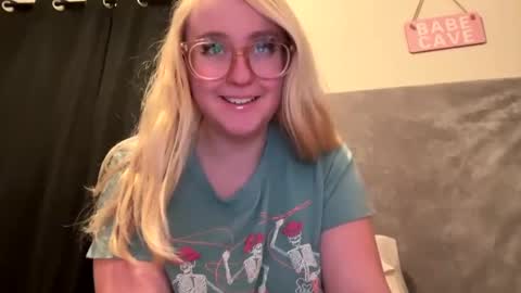 Snapshot of vanillapuddingpie chatting on 01/07/25, 01:49 vanillapuddingpie online show from 01/07/25, 01:49