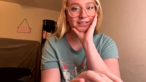 Snapshot of vanillapuddingpie chatting on 01/11/25, 04:16 vanillapuddingpie online show from 01/11/25, 04:16