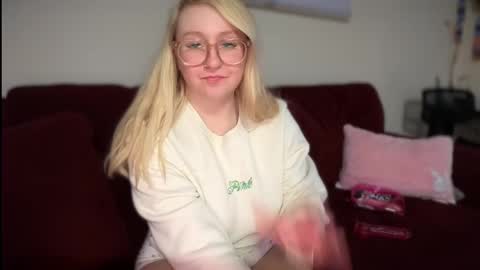 Snapshot of vanillapuddingpie chatting on 03/03/25, 12:37 vanillapuddingpie online show from 03/03/25, 12:37