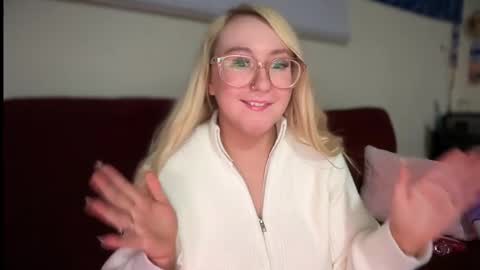 Snapshot of vanillapuddingpie chatting on 03/10/25, 12:40 vanillapuddingpie online show from 03/10/25, 12:40