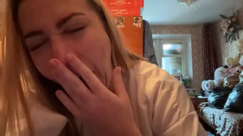 Mia online show from 04/29/26, 05:55