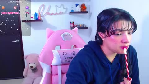 Snapshot of vannessa_shy chatting on 03/03/25, 10:10 Vanesa online show from 03/03/25, 10:10