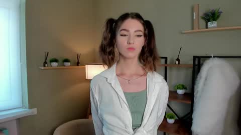 Snapshot of vanvanvibe chatting on 05/18/26, 10:43 Charline online show from 05/18/26, 10:43