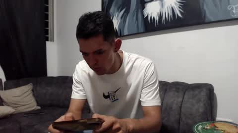 Snapshot of varonelite chatting on 03/07/26, 03:47 Andres online show from 03/07/26, 03:47
