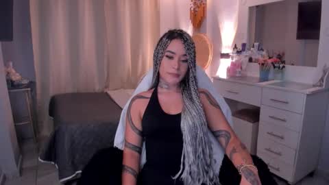 Snapshot of vayolett_bass chatting on 01/09/26, 04:04 Vayolett Bass online show from 01/09/26, 04:04