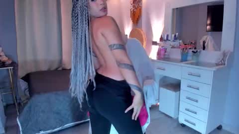 Snapshot of vayolett_bass chatting on 01/17/26, 05:23 Vayolett Bass online show from 01/17/26, 05:23