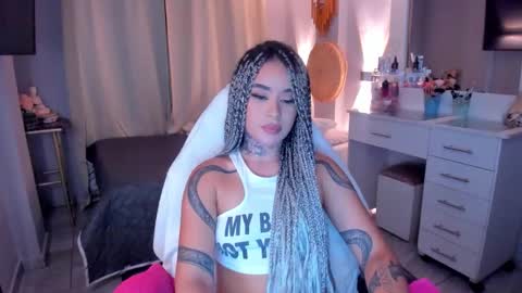 Snapshot of vayolett_bass chatting on 01/18/26, 06:39 Vayolett Bass online show from 01/18/26, 06:39