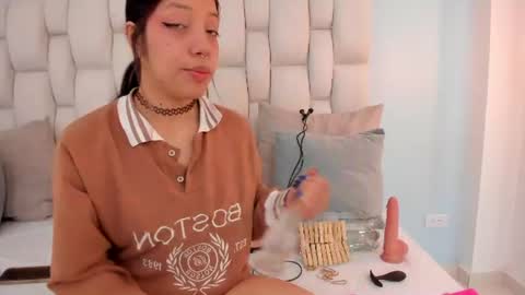 Snapshot of vayra_moon chatting on 07/24/26, 04:38 Vayra Moon online show from 07/24/26, 04:38