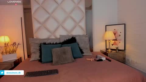 Vee Simons online show from 01/05/25, 07:49