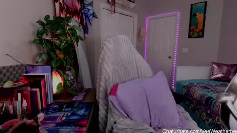 Snapshot of veeweatherbee chatting on 01/04/25, 06:30 Violet Weatherbee online show from 01/04/25, 06:30