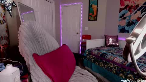 Violet Weatherbee online show from 11/26/25, 07:48