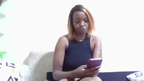 Snapshot of veey_dellah chatting on 12/22/25, 09:17 veey online show from 12/22/25, 09:17