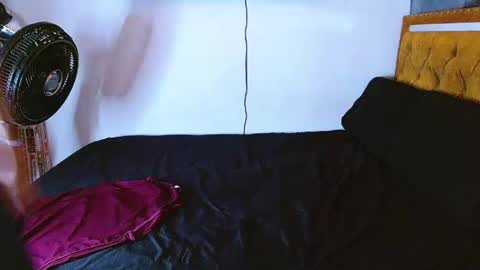 velk_hot1 online show from 04/24/26, 12:18